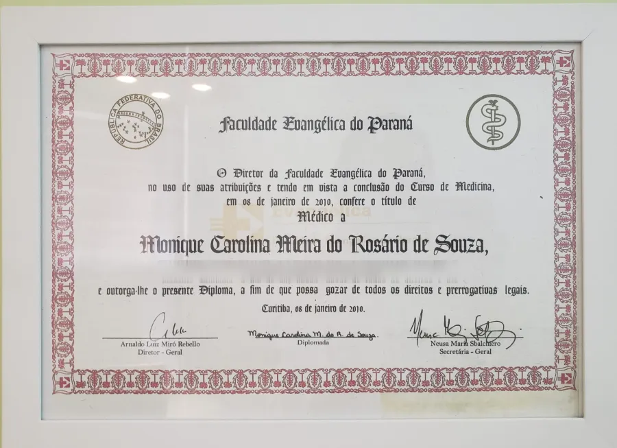 Diploma de Medicina da Dra. Monique Rosário, Faculdade Evangélica do Paraná, 2010